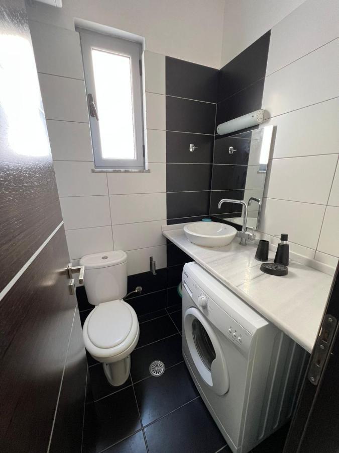 Adam Apartments Sarandë Esterno foto