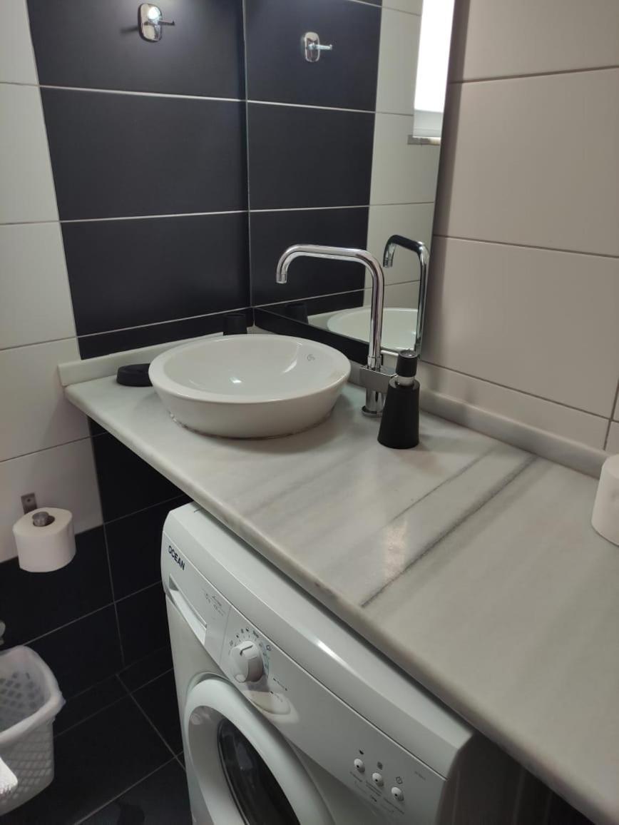 Adam Apartments Sarandë Esterno foto