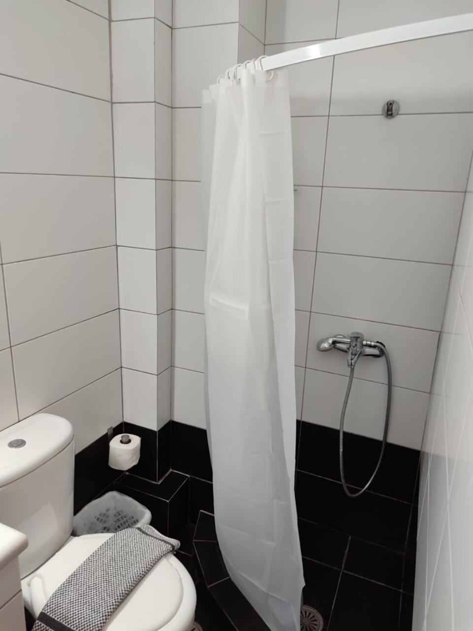 Adam Apartments Sarandë Esterno foto
