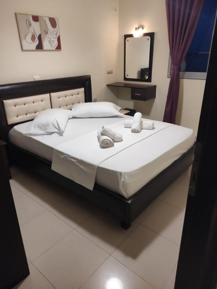 Adam Apartments Sarandë Esterno foto